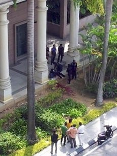 Bawa Samurai, Pria & Wanita Mengamuk di Luar Kantor PM Malaysia