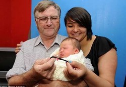 Kakek di Inggris Bantu Cucunya Lahir dengan Tali Sepatu