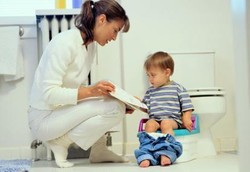 Cara Mendidik Balita Menggunakan Toilet untuk Buang Air Besar