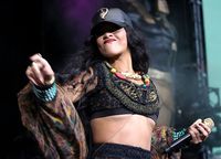 Penampilan Enerjik Rihanna di Atas Panggung