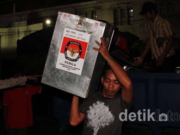 Distribusi Logistik Pilkada Hingga Malam