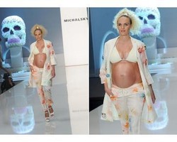 Model Hamil Berbikini Disambut Meriah di Berlin Fashion Week