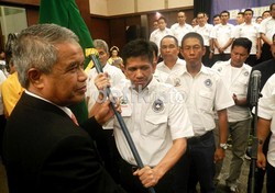 Djohar memberikan bendera PSSI ke Ketua PSSI Sulsel yang baru, Abadi Sirajuddin, yang menggantikan ketua sebelumnya yang dipegang Kadir Halid. (M Nur Abdurrahman/detikcom).