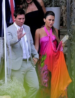 Rekan-rekan di Barcelona menghadiri pernikahan tersebut, salah satunya Lionel Messi. Penyerang Barcelona asal Argentina tersebut datang bersama kekasihnya, Antonella Roccuzzo. AFP/Josep Lago.