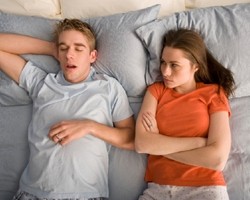 Iri Lihat Suami Tidur Lelap, Istri Bisa Main Pukul