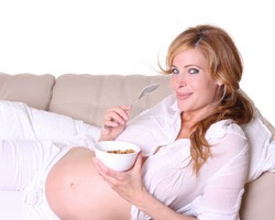 Trik Atasi Keinginan Ngemil Karena Emosional Saat Hamil