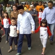 Keluarga Foke Kenakan Pin, Kalung dan Cincin Berbentuk Kumis