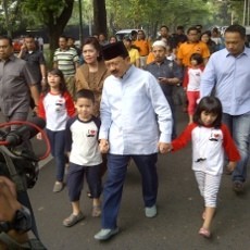 Foke Coblos di TPS 01 Ditemani Cucu Berkaos I Love Kumis