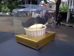 Timses Bagikan Kue Kumis di TPS Tempat Foke Nyoblos