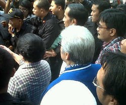 Nyoblos, Mega Berkemeja Kotak-kotak Sedangkan Taufiq Berkaos Biru