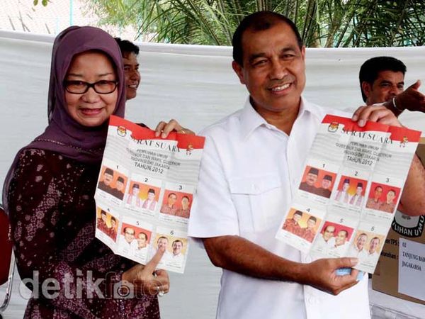 Senyum Lebar Nono Nyoblos Pilgub DKI Senyum Lebar Nono Nyoblos Pilgub DKI