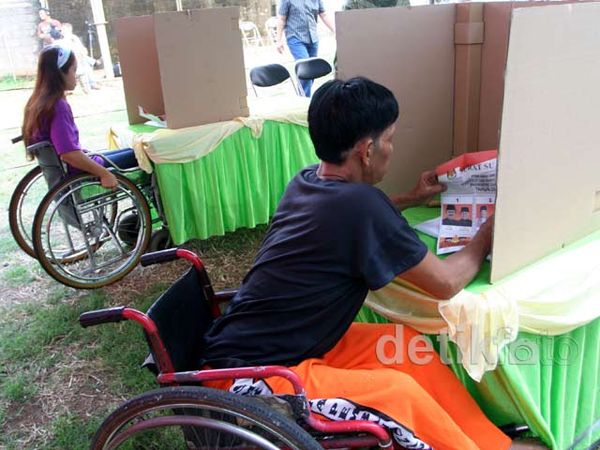 Penyandang Cacat Ikut Nyoblos