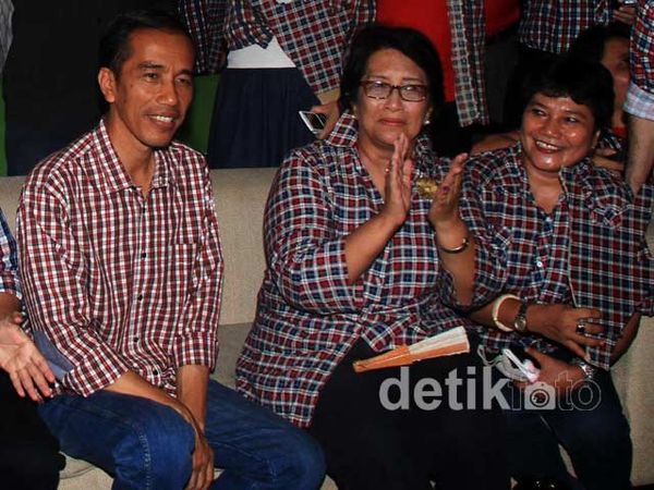 Dielu-elukan Pendukung, Jokowi Tersenyum Santai