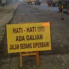 Soekarwo Janji Pengaspalan Jalan Selesai 2 Minggu Sebelum Lebaran