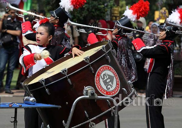Marching Band Semen Gresik Warnai Hari Keluarga