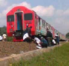 Komuter Ujicoba Anjlok, Perjalanan Tiga KA Tertunda