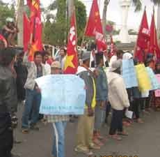 Ratusan Warga di Blitar Turun ke Jalan Tuntut Eks Perkebunan