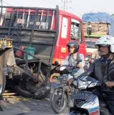Truk Trailer Terperosok Lubang Box Culvert Driyorejo
