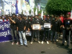 Ribuan Buruh Mengalir ke Kemenakertrans, Jl Gatot Subroto Macet