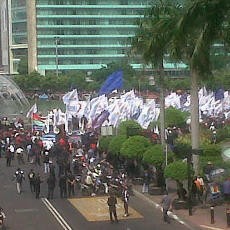 Hindari Jl Sudirman, Ribuan Buruh Menyemut di HI