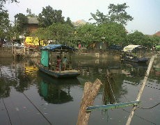 Kotor & Bau Jadi Keluhan Pengguna Kapal di Kali Sunter