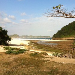 keperawanan pantai goa cina