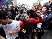 Di Depan Istana, Ribuan Buruh Asyik Berjoget