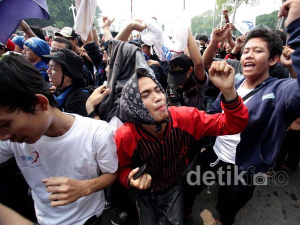 Di Depan Istana, Ribuan Buruh Asyik Berjoget