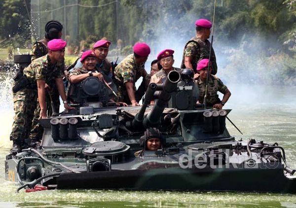 Atraksi Militer Sambut Komandan Marinir Korea