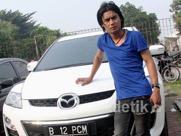 Charly Van Houten dan Mobil Putih Kesayangannya