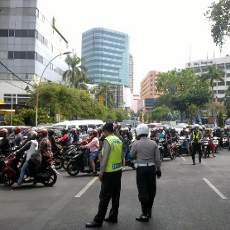 Jalan Gusur Diblokir Buruh, Macet Tak Terelakkan