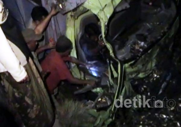 Truk Terjun ke Sungai, Sopir Terjepit 4 Jam