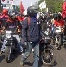 Demo Buruh di Sidoarjo Sempat Blokir Jalan