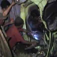 Truk Muat Ikan Terjun ke Sungai, Sopir Sempat Terjepit 