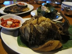 Ngariung Lesehan Makan Gurami Bakar Plus Sangu Tutug Oncom