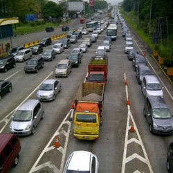 Tabrakan 3 Mobil di KM 12, Tol Jagorawi arah Jakarta Macet 7 Km