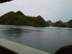 Keindahan Pantai Waigio di Waisai Raja Ampat