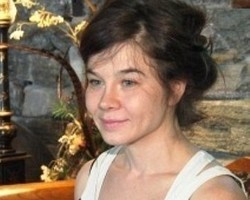 Wanita Cari Nafkah dengan Jual Pelukan Rp 566 Ribu/Jam