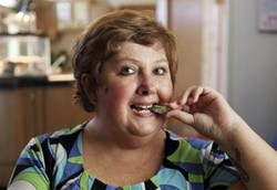 Wanita Ini Selalu Makan Batu Bila Merasa Sedih