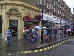 Berburu Oleh-oleh Murah di Queensway, London