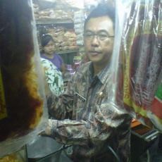 Penjual Makanan Kemasan di Pasar Tradisional Disidak