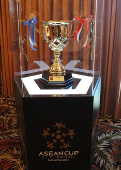 Inilah trofi Yamaha ASEAN U-13 Cup yang sejak 2008 diperebutkan lima negara: Indonesia, Thailand, Malaysia, Vietnam dan India (tim undangan)