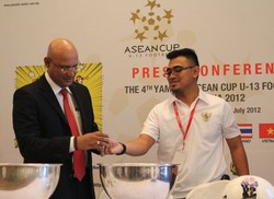 Manajer tim Indonesia Hendy Drajat (kanan) saat mewakili Merah Putih dalam acara pengundian grup Yamaha ASEAN U-13 Cup 2012.
