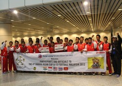 Tim Indonesia saat mendarat di bandara Kuala Lumpur, Malaysia, pada Kamis (12/7/2012) sore. Tim beranggotakan 18 pemain yang terpilih melalui seleksi kompetisi di sejumlah daerah di tanah air.