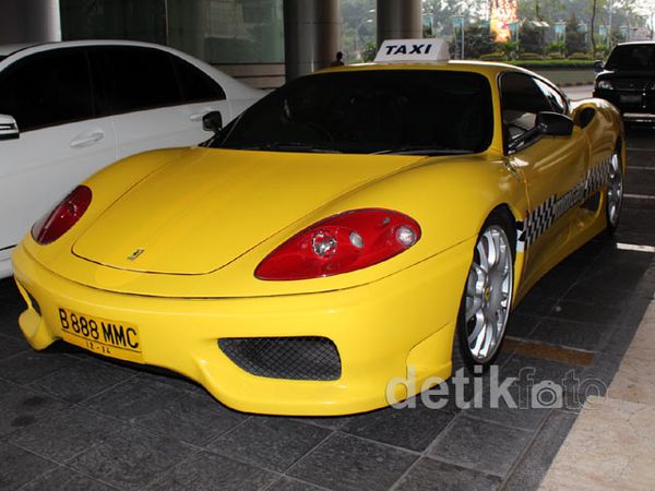 Taksi Ferrari Hebohkan Warga Jakarta