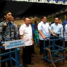 Anas dan Ibas Tanam Bareng Bibit Pohon di Pacitan