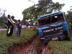 Hindari Tabrakan, Truk Trailer Hantam Belasan Pohon