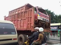  Truk Sembako Hantam Toko Bangunan, Diduga Sopir Mengantuk