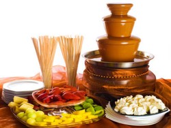 Asyiknya Celup-Celup Buah Di Chocolate Fountain!