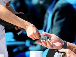 Pelayan Restoran Kaget Diberi Tip Rp 4,7 Juta